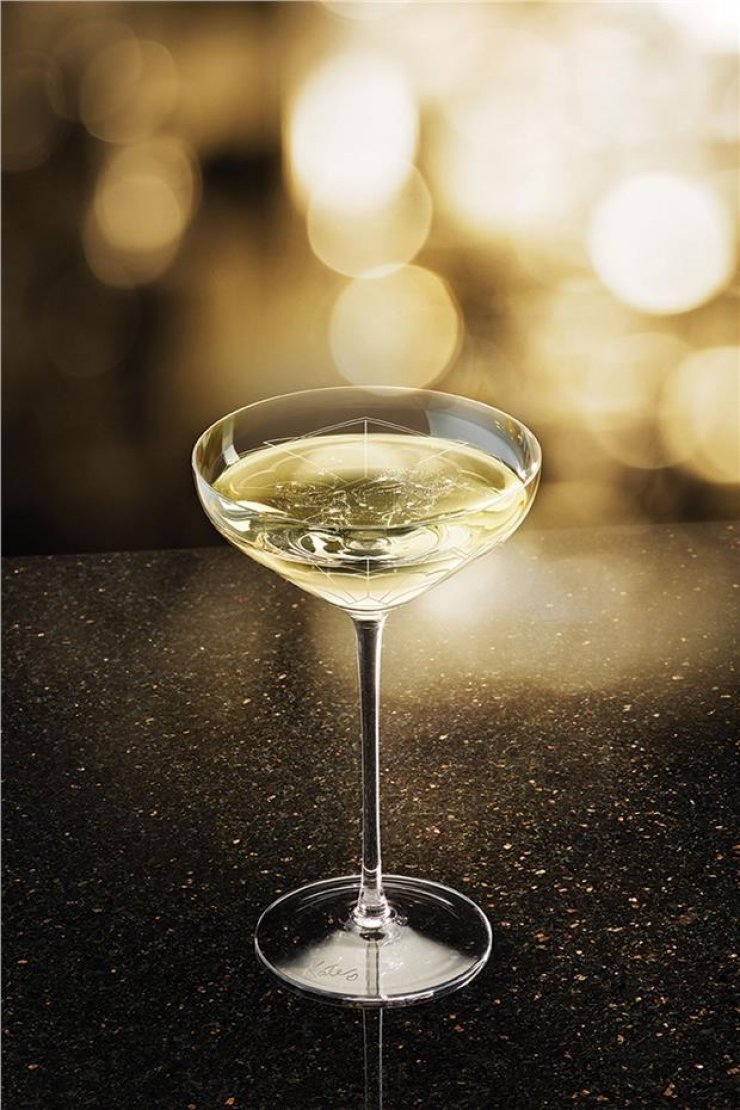 Ποιου top model το στήθος έγινε ποτήρι σαμπάνιας;