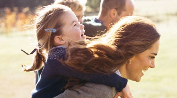Kate Middleton: Η κόρη της Charlotte φόρεσε playsuit από brand που θα βρείτε στην κυπριακή αγορά 