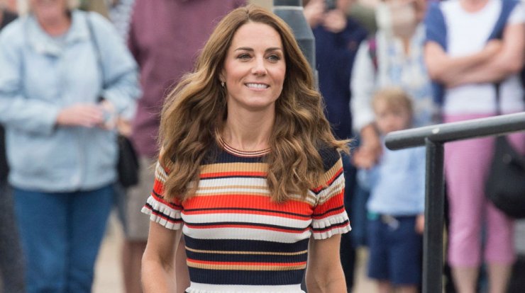 Βρήκαμε τα αγαπημένα οικονομικά λευκά sneakers της Kate Middleton