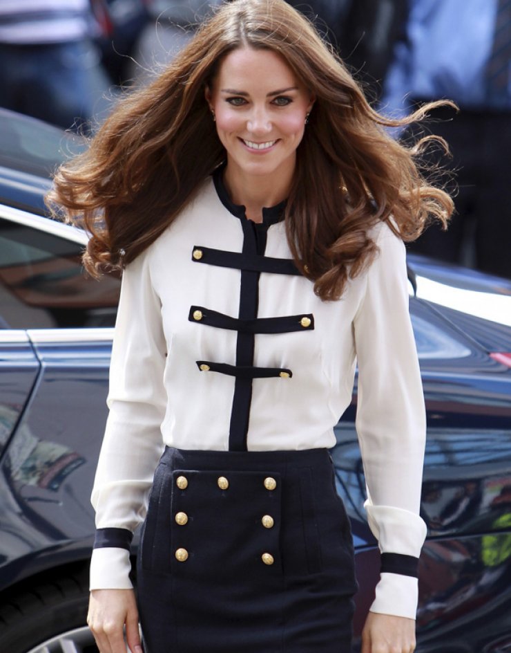 Στην τελική ευθεία για τον τοκετό η Kate Middleton - Δείτε την με κοντό φόρεμα στον 8ο μήνα