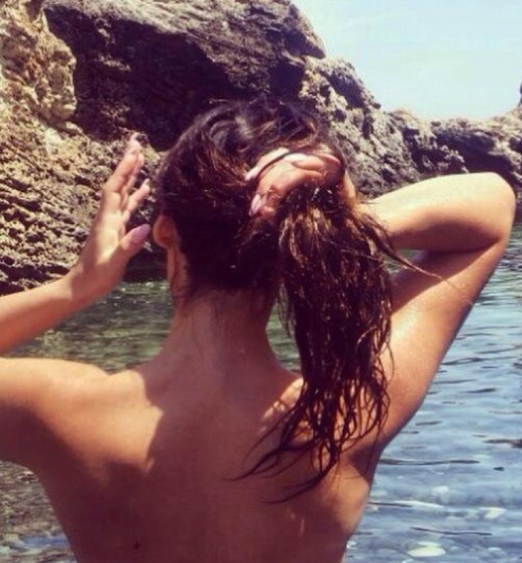 Ανάβει φωτιές: Κύπρια κάνει topless στην Αγία Νάπα και μας αφήνει με το στόμα ανοικτό!