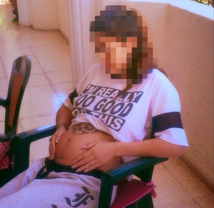 Το πρόδωσε: Sexy Κύπρια είναι 4 μηνών έγκυος