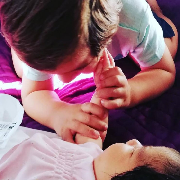 Η πιο τρυφερή εικόνα επώνυμης Κύπριας! Ο γιος της παίζει με τη νεογέννητη αδερφούλα του!