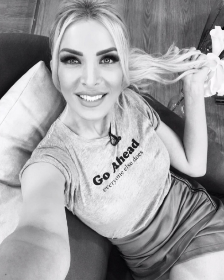 Αποκάλυψη στην εκπομπή της Καινούργιου: Εκεί που μιλούσαμε για χωρισμό τελικά η Ελληνίδα ηθοποιός ανεβαίνει τα σκαλιά της εκκλησίας!