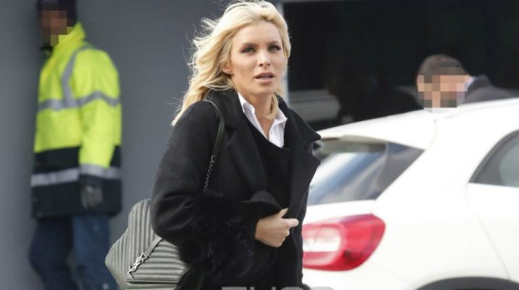 Μάθετε πόσα κοστίζουν τα μαύρα sneakers της Κατερίνας Καινούργιου που ολοκλήρωσαν μια sporty chic εμφάνιση