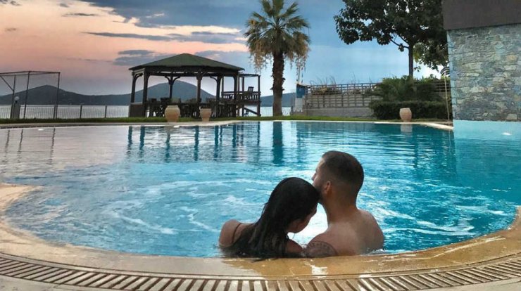 Η 22χρονη κόρη πασίγνωστου Έλληνα τραγουδιστή παντρεύεται και μόλις το μάθαμε!
