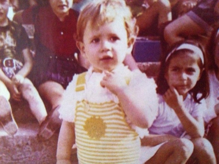 Η μικρούλα της φωτογραφίας σήμερα είναι ελληνίδα παρουσιάστρια!