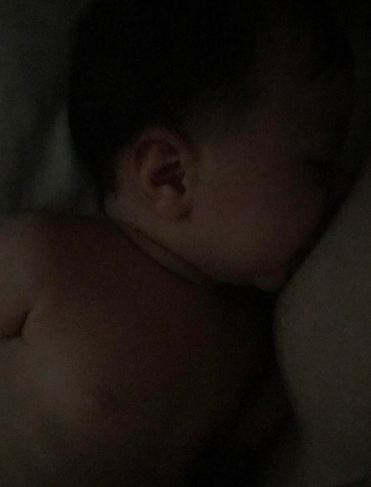 “Λιώσαμε”: Η φωτογραφία επώνυμης Ελληνίδας να θηλάζει το μωράκι της που “έριξε” το instagram!