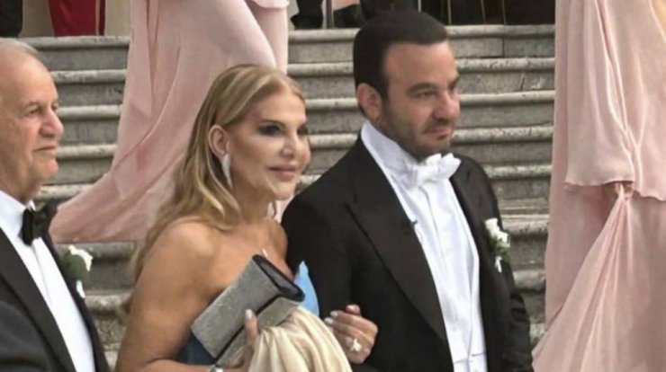 Κάτια Θεοδότου: Η chic εμφάνιση με Oscar de la Renta φόρεμα στον γάμο του γιου της