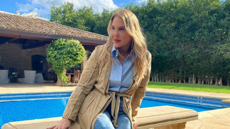 Η Κάτια Θεοδότου στολίζει το playfull χριστουγεννιάτικο δέντρο με τον εγγονό της [εικόνες]