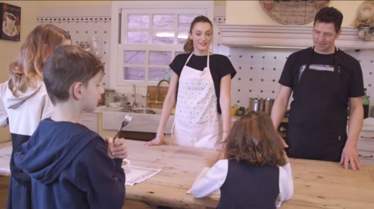 Κάτια Ζυγούλη: Δείτε την να μαγειρεύει μαζί με τα παιδιά της [βίντεο]