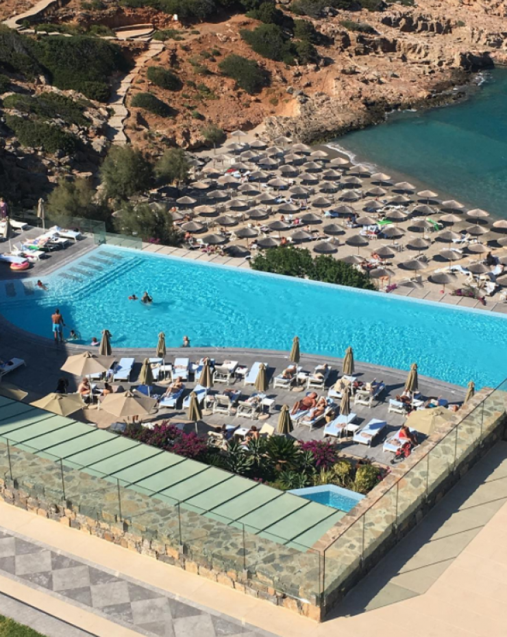 Τριήμερο πάρτι γενεθλίων για τα 60χρονα Κύπριας socialite σε πολυτελές resort στην Κρήτη!