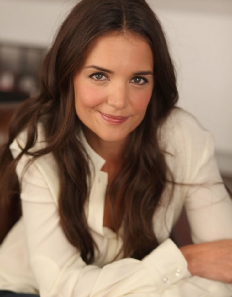 Ομολογουμένως, είναι το πιο chic χτένισμα που έχει κάνει ποτέ η Katie Holmes!