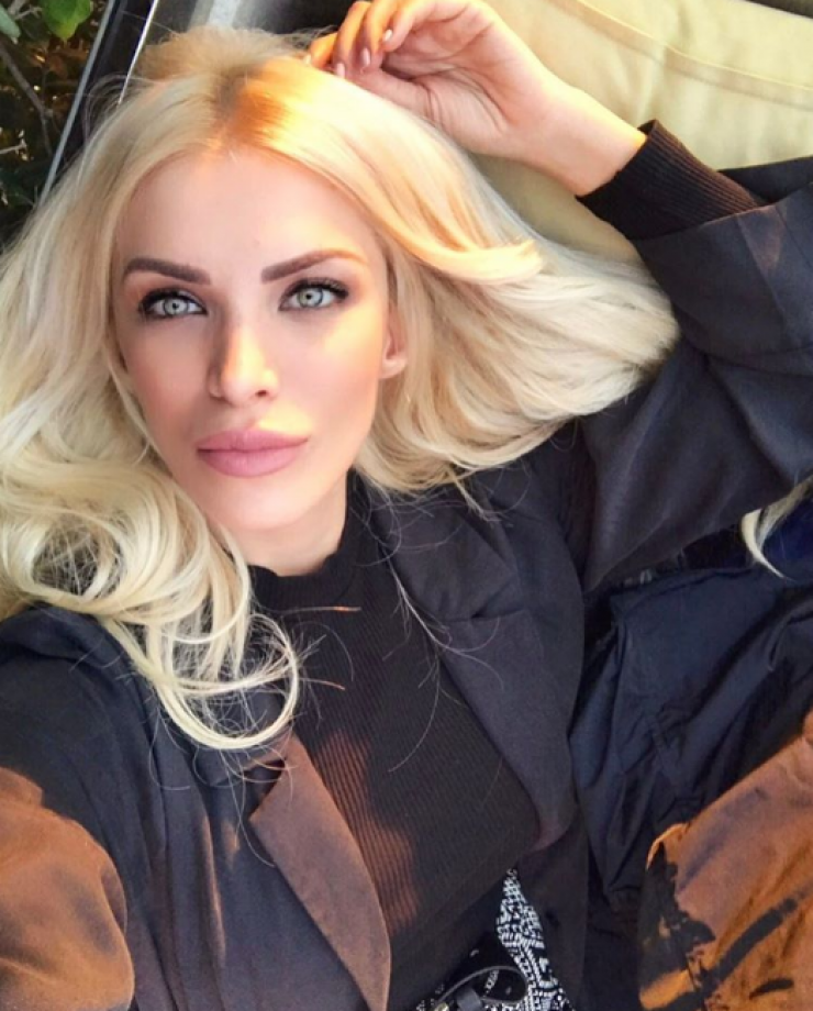 Αυτό κι αν είναι αποκάλυψη στην Καινούργιου! Πασίγνωστη Ελληνίδα τραγουδίστρια παντρεύτηκε και δεν το έμαθε κανείς!