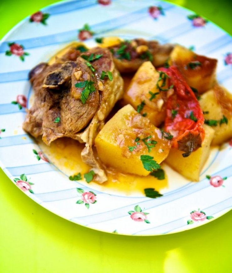 Κατσικάκι με μπίρα και πατάτες