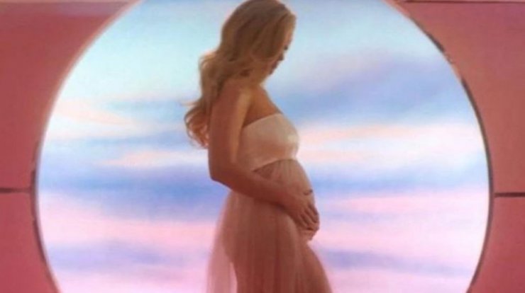 Πασίγνωστη τραγουδίστρια είναι έγκυος για πρώτη φορά! [βίντεο]