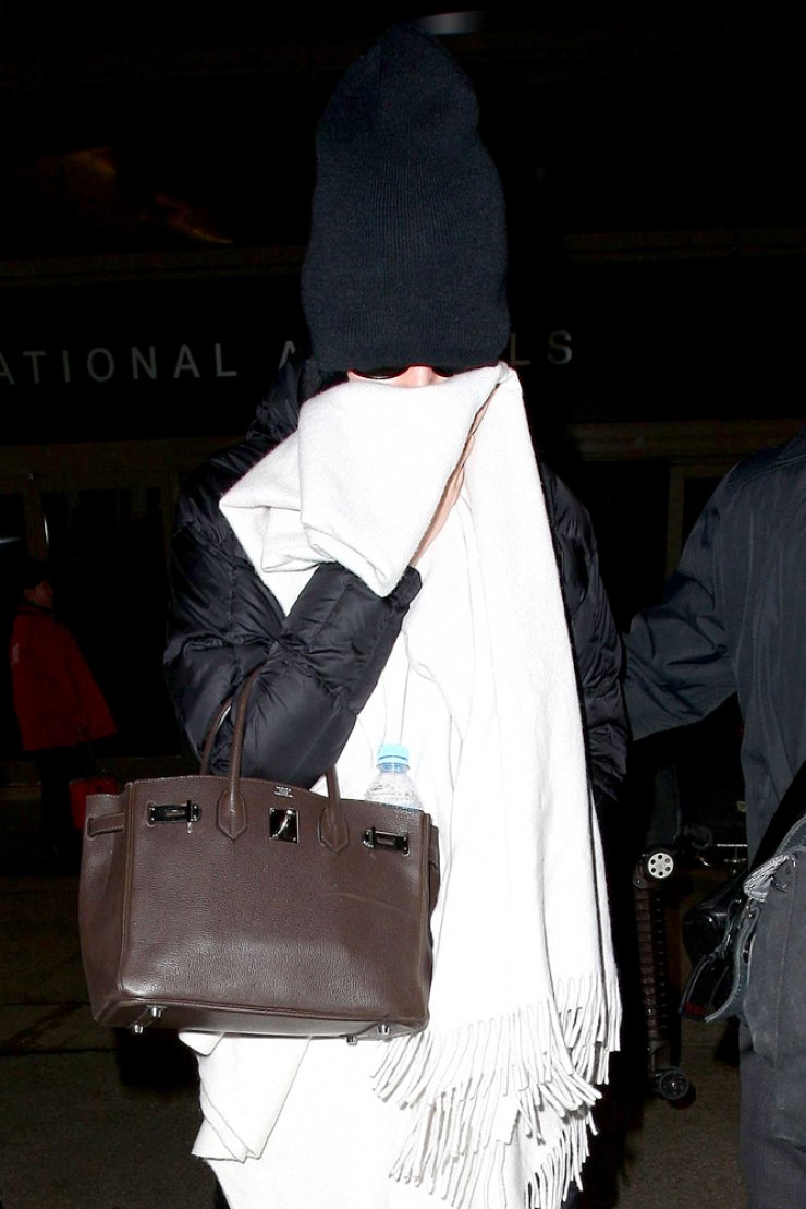 H Katy Perry κυκλοφορεί…με την κουβέρτα της 