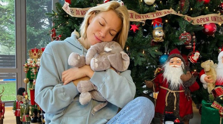 Βίκυ Καγιά: Τα παιδιά της χορεύουν μπροστά από το χριστουγεννιάτικο δέντρο και είναι απλά υπέροχοι [βίντεο]