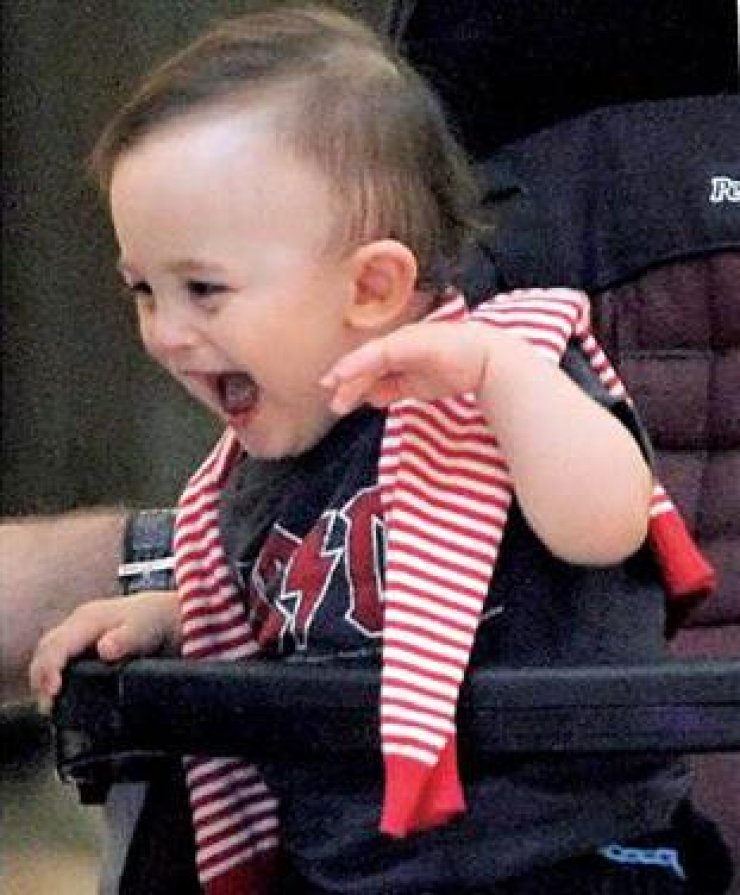 Ποιος Έλληνας ηθοποιός είναι ο μπαμπάς αυτού του χαμογελαστού μπομπίρα;