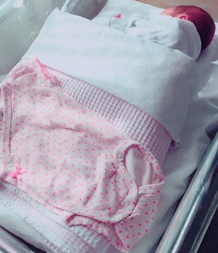 Ελληνίδα παρουσιάστρια δημοσίευσε την πρώτη φωτογραφία της νεογέννητης κορούλας της!