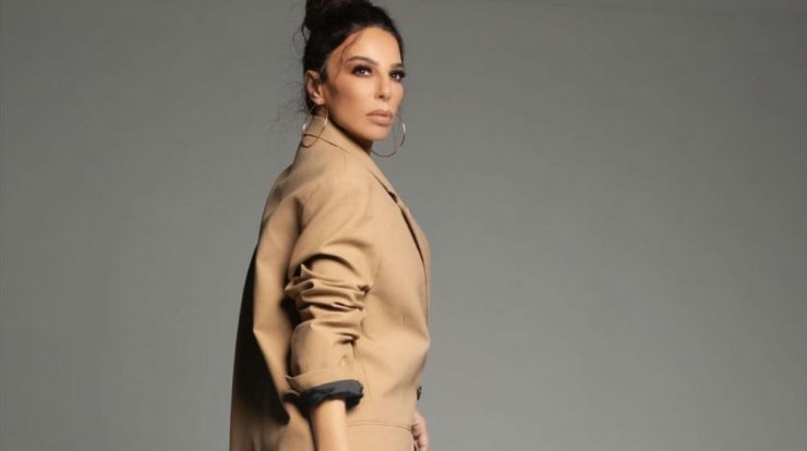 Κέλλυ Κελεκίδου: Ποζάρει με αθλητικό crop top και πάθαμε πλάκα με τους κοιλιακούς της!