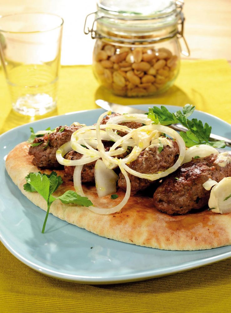 Μικρά κεμπάπ με κυπριακή πίτα και σάλτσα γιαουρτιού