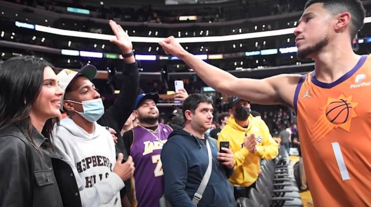 Kendall Jenner: Το πρώτο δημόσιο φιλί με τον σύντροφό της Devin Booker! [βίντεο]