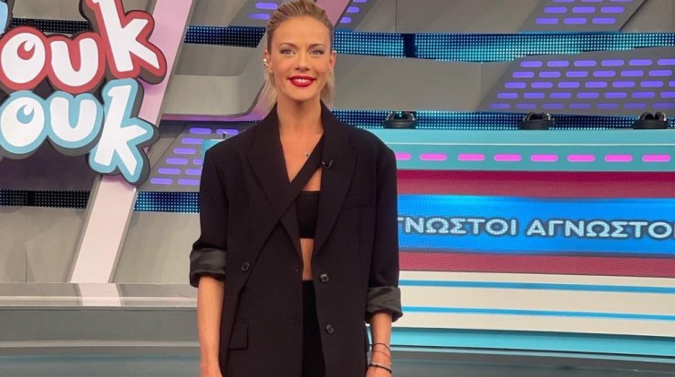 Ζέτα Μακρυπούλια: Σου δείχνει πώς να φορέσεις το μαύρο κοστούμι με sneakers
