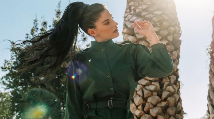 Colour-block: Η Χριστίνα Μπόμπα σου δείχνει πώς να συνδυάσεις το πράσινο με το λιλά