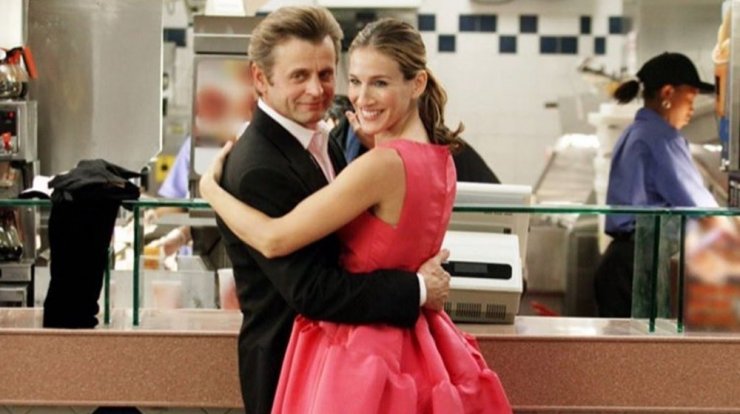 Βρήκαμε το πιο δημοφιλές φόρεμα της Carrie στα Zara