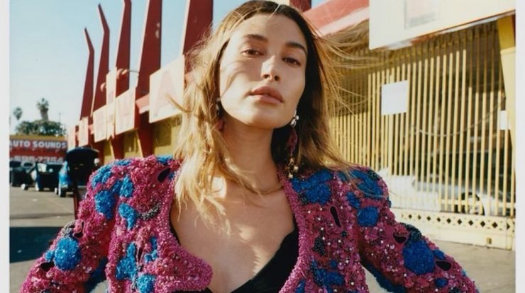 Hailey Bieber: To τζιν με πράσινα φτερά που φόρεσε στα VMAs