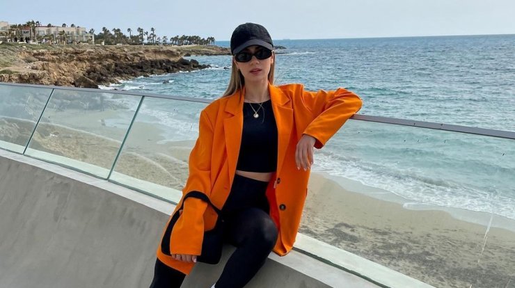 Πορτοκαλί μπλέιζερ: Πώς να το φορέσεις όπως η Άντρεα Ταουξή