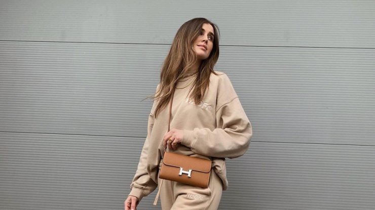 4 stylish σύνολα με sneakers για να πάρεις inspo 