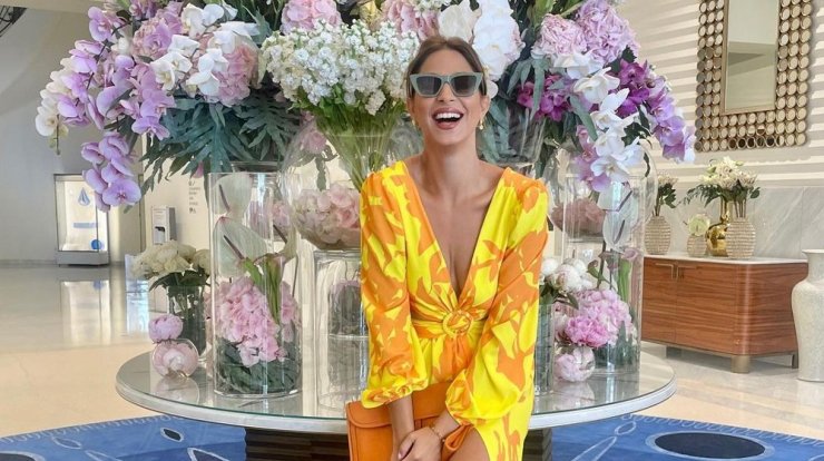 Το summer dress της Κωνσταντίνας Ευριπίδου είναι ιδανικό για το κυριακάτικο brunch