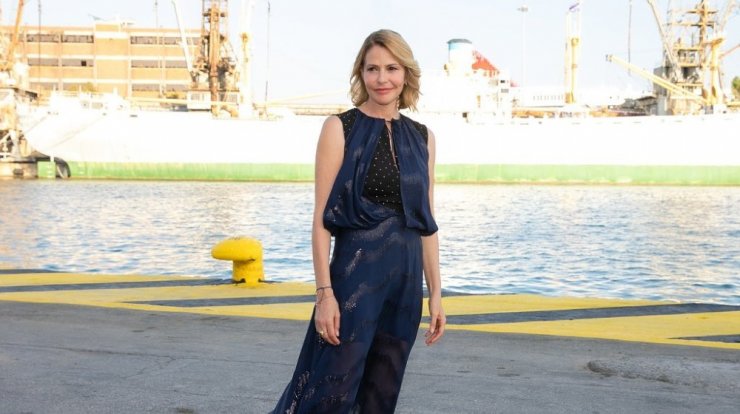 Grecian chic: Το φόρεμα της Τζένης Μπαλατσινού που είναι ιδανικό για τους γάμους του καλοκαιριού