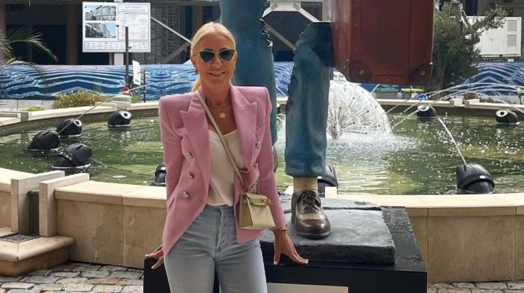 Wedding guest: Το φόρεμα που σου προτείνει η Νόνη Κυπριανού