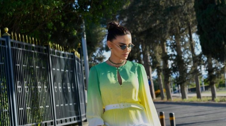 Black & white: Το look της Ramona Filip που παραδίδει στυλιστικά μαθήματα