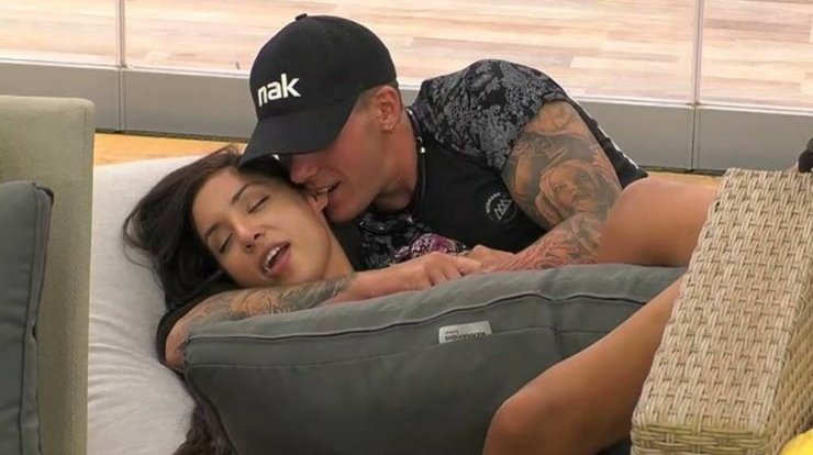 Big Brother: Τα τρυφερά στιγμιότυπα Παναγιώτη – Ανχελίτας κάτω από τα σεντόνια [βίντεο]