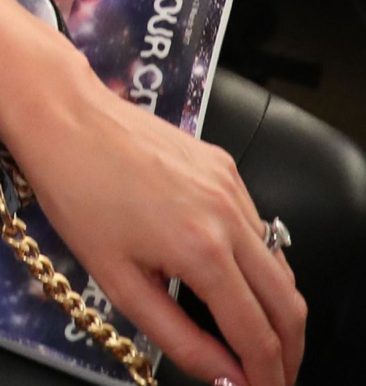 Το μοντέλο που παντρεύτηκε κρυφά μας δείχνει για πρώτη φορά το μονόπετρό της!