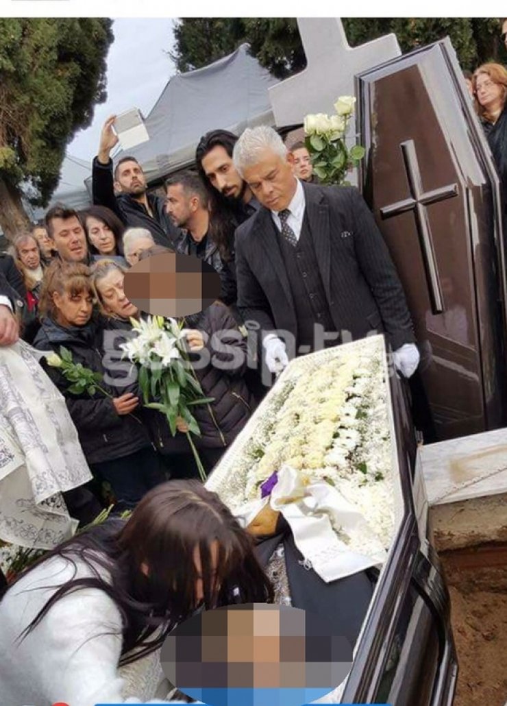 Απίστευτο! Ο παπάς που κήδεψε τον πατέρα της Πάολα έβαλε φωτογραφίες και βίντεο στο facebook!