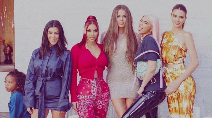 Ποια από τις αδερφές Kardashian - Jenner βρέθηκε θετική στον κορωνοϊό;