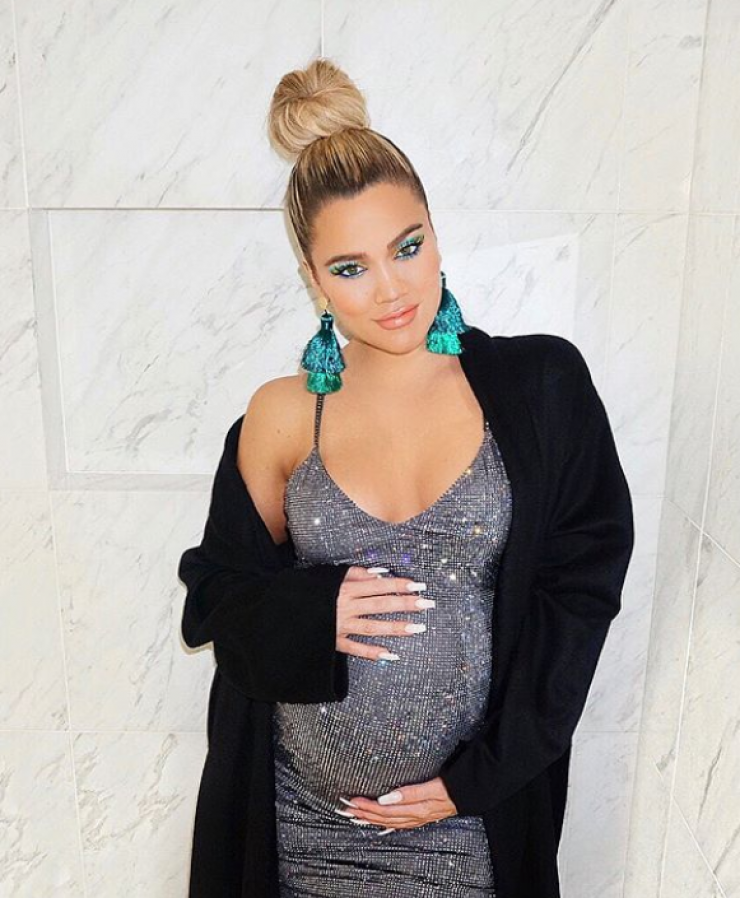 Αυτή κι αν είναι αλλαγή! Η Khloe Kardashian μας δείχνει τους κοιλιακούς της 42 ημέρες μετά τη γέννηση της κόρης της!