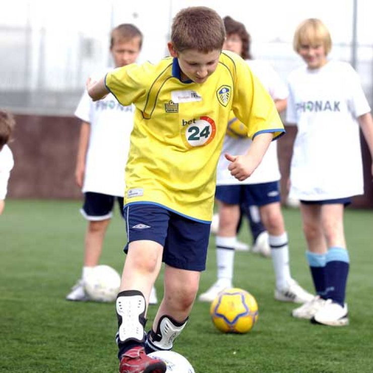 Τα παιδιά παίζουν ποδόσφαιρο με τις πιτζάμες τους για φιλανθρωπικό σκοπό!