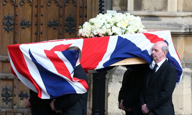 Πλήθος κόσμου αποχαιρετά αυτή τη στιγμή τη Margaret Thatcher...