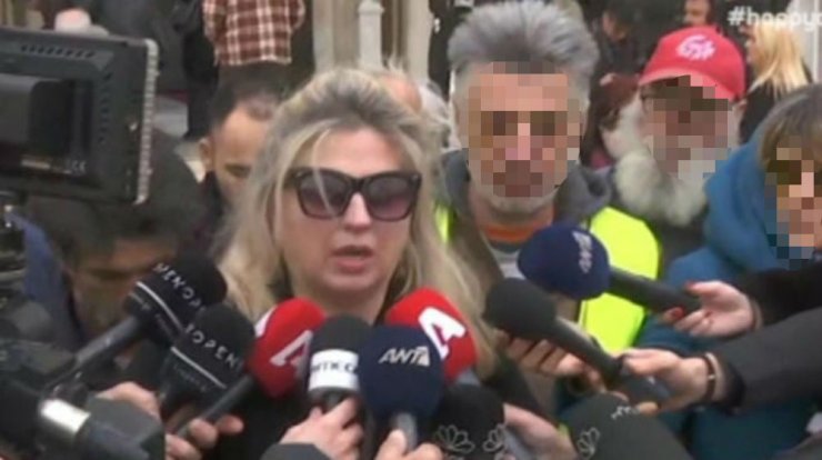 "Ραγίζουν" καρδιές τα λόγια της μεγάλης κόρης του Κώστα Βουτσά, Σάντρας έξω από την εκκλησία 