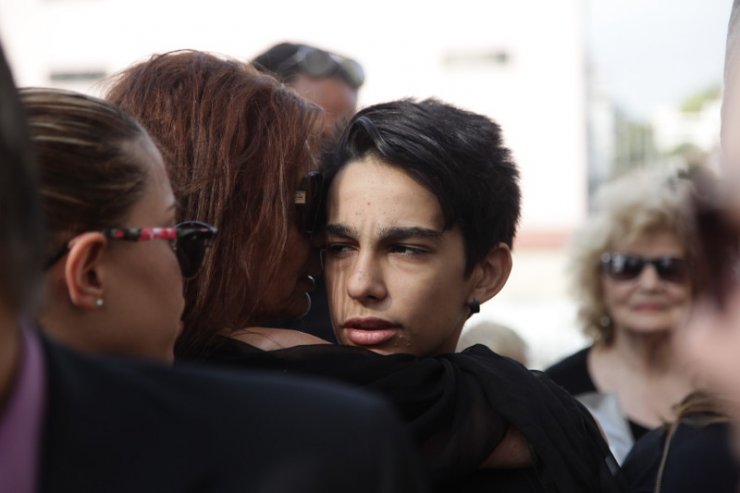 Σπαραγμός στην κηδεία του Ανδρέα Μπάρκουλη -Τραγικές φιγούρες η σύζυγος και ο γιος του [εικόνες]