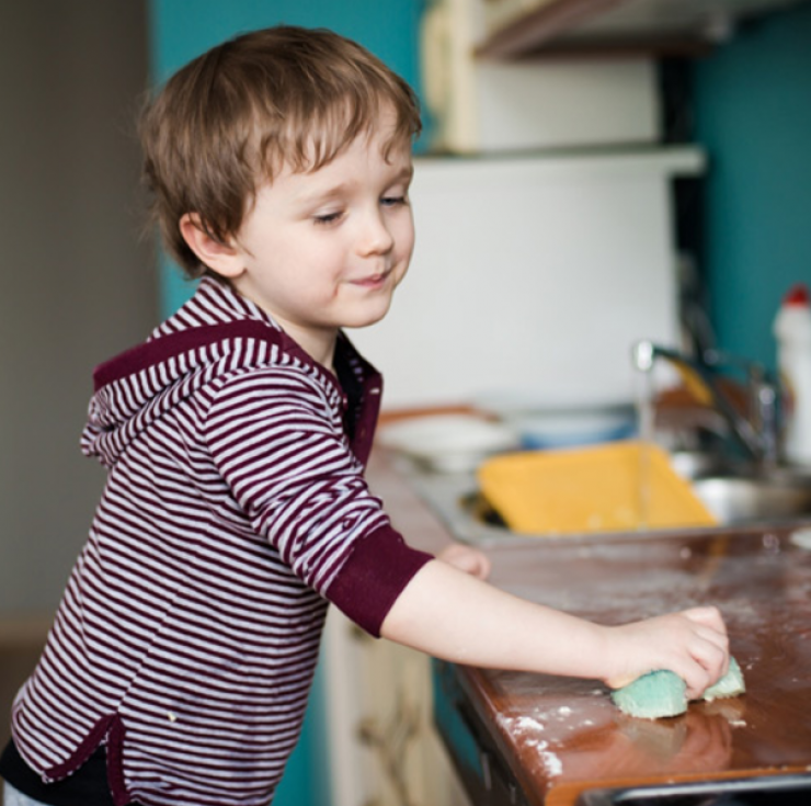 4+1 τρόποι που θα κάνουν τα παιδιά σας να βοηθούν στις δουλειές του σπιτιού!