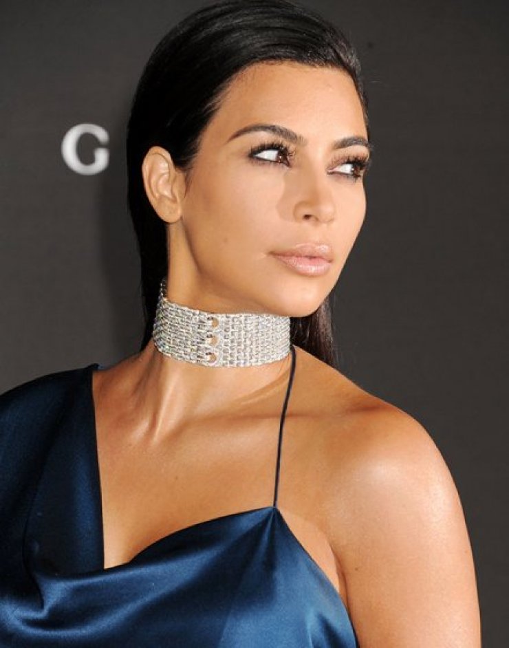 Η Kim Kardashian βγήκε για φαγητό με το στήθος της σε κοινή θέα!