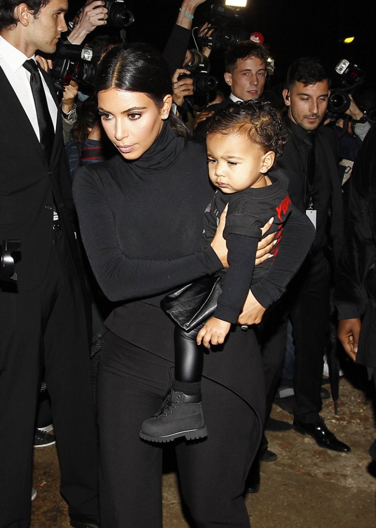 Στην πρώτη σειρά του Paris Fashion Week η Kim Kardashian μαζί…με την κόρη της [εικόνες]