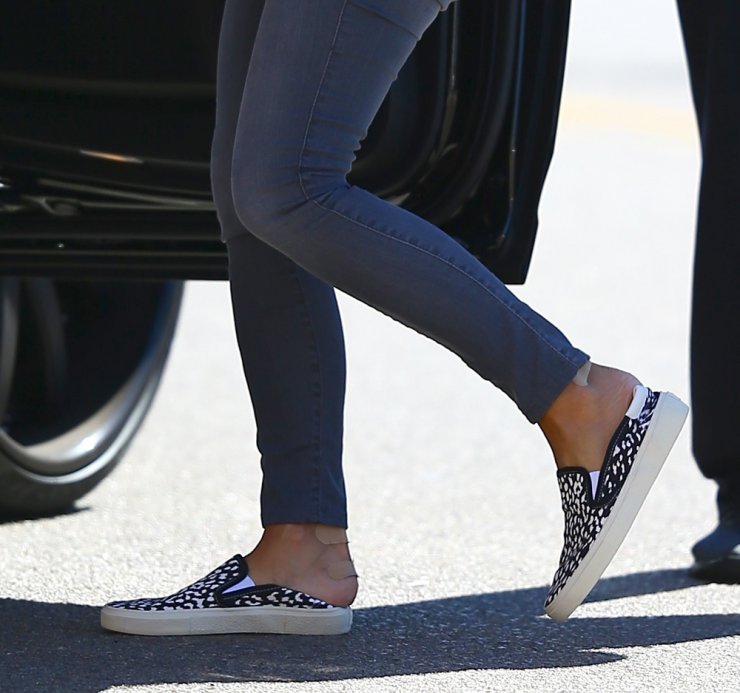 Σε ποια διάσημη έκαναν πληγές τα ακριβά παπούτσια της; [εικόνες]